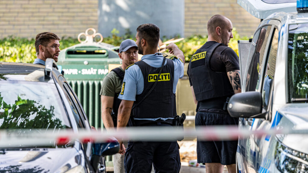 Midt- og Vestsjællands Politi på Agervang i Holbæk søndag den 9. august 2026. Midt- og Vestsjællands Politi er i øjeblikket tilstede flere steder i Holbæk efter et skyderi, hvor flere personer er ramt. Det oplyser politiet.Det er politiets formodning, at der tale om et opgør i det kriminelle miljø. Flere oplysninger senere, skriver politiet på meddelelsestjenesten Politi Update. (Foto: Steven Knap/Scanpix 2026)