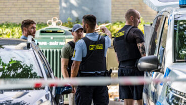 Midt- og Vestsjællands Politi på Agervang i Holbæk søndag den 9. august 2026. Midt- og Vestsjællands Politi er i øjeblikket tilstede flere steder i Holbæk efter et skyderi, hvor flere personer er ramt. Det oplyser politiet.Det er politiets formodning, at der tale om et opgør i det kriminelle miljø. Flere oplysninger senere, skriver politiet på meddelelsestjenesten Politi Update. (Foto: Steven Knap/Scanpix 2026)