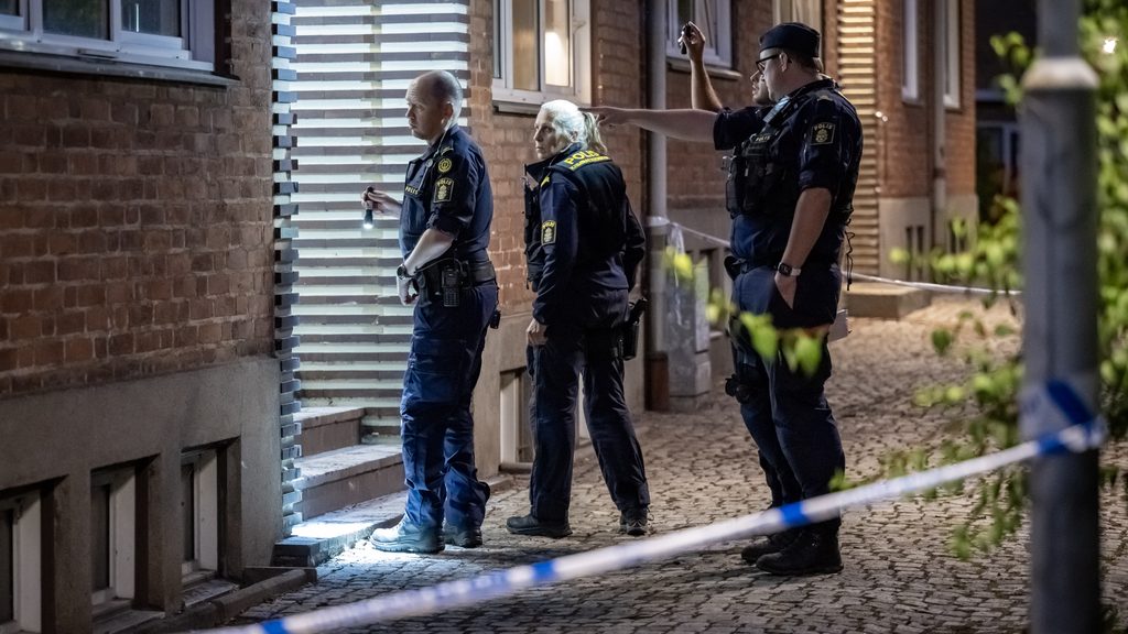 KÄVLINGE 2026-08-22
Polis och kriminaltekniker på plats vid ett flerfamiljshus vid Torget i Kävlinge på lördagskvällen efter att en brandbomb kastats in i en trappuppgång. Polisen rubricerar händelsen som försök till grov mordbrand.
Foto: Johan Nilsson / TT / Kod 50090