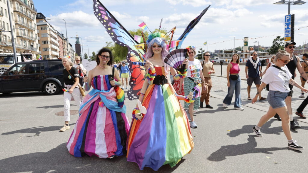 STOCKHOLM, SVERIGE 20260801
Lila och Alicia laddar inför prideparaden som går från Norr Mälarstrand till Slussen under årets Stockholm Pride
Foto: Magnus Grimstedt / TT / Kod 11700