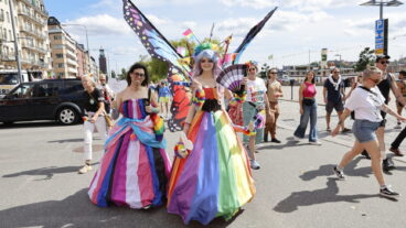 STOCKHOLM, SVERIGE 20260801
Lila och Alicia laddar inför prideparaden  som går från Norr Mälarstrand till Slussen under årets Stockholm Pride
Foto: Magnus Grimstedt / TT / Kod 11700
