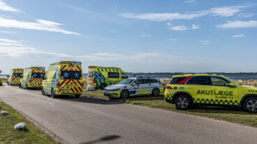 Midt- og Vestsjællands Politi og lægeambulancer på Standmøllevej i Holbæk søndag den 9. august 2026. (Foto: Steven Knap/Scanpix 2026)