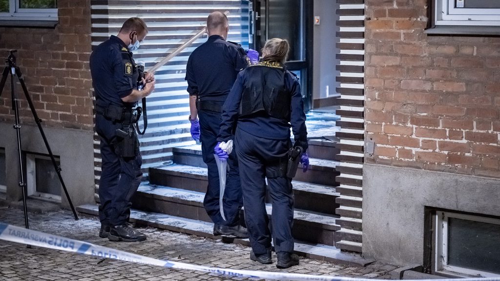 KÄVLINGE 2026-08-22
Polis och kriminaltekniker på plats vid ett flerfamiljshus vid Torget i Kävlinge på lördagskvällen efter att en brandbomb kastats in i en trappuppgång. Polisen rubricerar händelsen som försök till grov mordbrand.
Foto: Johan Nilsson / TT / Kod 50090