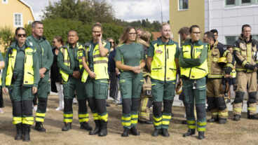 FAGERSTA 20260828
En tyst minut hålls för att hedra offren i skolatacken på Brinellskolan. Människor samlas utanför skolan.
Foto: Åke Ericson/ TT / Kod 37692