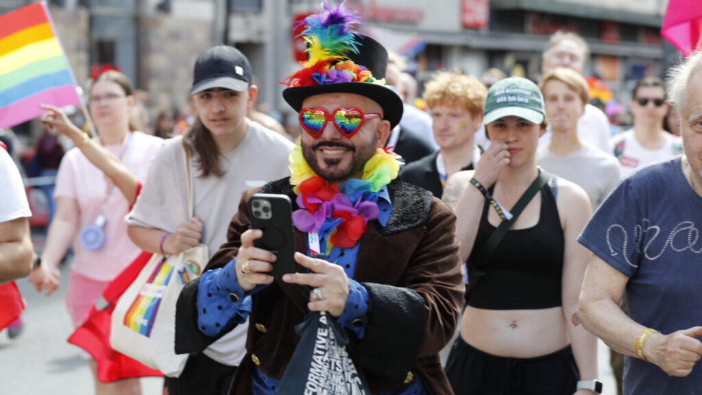 STOCKHOLM, SVERIGE 20260801
Stockholm Prides ordförande Tasso Stafilidis i prideparaden som går från Norr Mälarstrand till Slussen under årets Stockholm Pride
Foto: Magnus Grimstedt / TT / Kod 11700