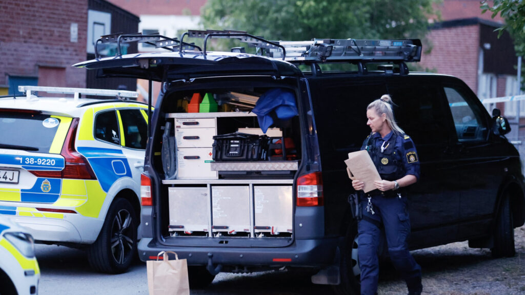 SÖDERTÄLJE, SVERIGE 20260817
Polis på plats vid en skola i Ronna i Södertälje efter att det har inkommit larm om smällar på måndagskvällen.
Foto: Magnus Grimstedt / TT / Kod 11700