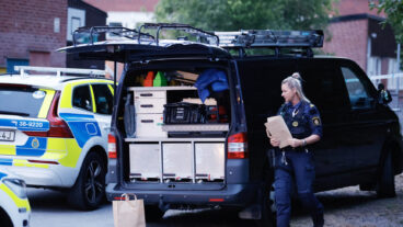 SÖDERTÄLJE, SVERIGE 20260817
Polis på plats vid en skola i Ronna i Södertälje efter att det har inkommit larm om smällar på måndagskvällen.
Foto: Magnus Grimstedt / TT / Kod 11700