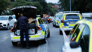 SÖDERTÄLJE, SVERIGE 20260817
Polis på plats vid en skola i Ronna i Södertälje efter att det har inkommit larm om smällar på måndagskvällen.
Foto: Magnus Grimstedt / TT / Kod 11700