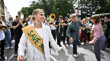 STOCKHOLM, SVERIGE 20260823
Demonstranter och klimataktivister marscherar genom centrala Stockholm när Naturskyddsföreningen tillsammans med Rebellmammorna, Rebellpapporna och Researchers Desk anordnar en stor klimatdemonstration på söndagen.
Foto: Christine Olsson / TT / Kod 10430