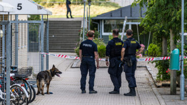 Midt- og Vestsjællands Politi og lægeambulancer på Agervang i Holbæk søndag den 9. august 2026. Midt- og Vestsjællands Politi er i øjeblikket tilstede flere steder i Holbæk efter et skyderi, hvor flere personer er ramt. Det oplyser politiet. Det er politiets formodning, at der tale om et opgør i det kriminelle miljø. Flere oplysninger senere, skriver politiet på meddelelsestjenesten Politi Update. (Foto: Steven Knap/Scanpix 2026)