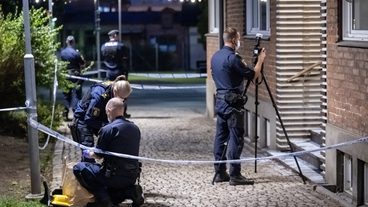 KÄVLINGE 2026-08-22
Polis och kriminaltekniker på plats vid ett flerfamiljshus vid Torget i Kävlinge på lördagskvällen efter att en brandbomb kastats in i en trappuppgång. Polisen rubricerar händelsen som försök till grov mordbrand.
Foto: Johan Nilsson / TT / Kod 50090