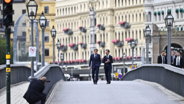 STOCKHOLM , SVERIGE 20260831
Frankrikes president Emmanuel Macron och statsminister Ulf Kristersson (M) promenerar på Skeppsholmsbron under ett bilateralt möte med fokus på Sveriges och Frankrikes fördjupade försvarspolitiska samarbete.
Foto: Pontus Lundahl / TT / Kod 10050