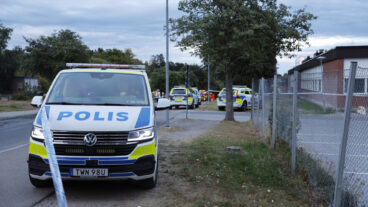 SÖDERTÄLJE, SVERIGE 20260817
Polis på plats vid en skola i Ronna i Södertälje efter att en person skjutits på måndagskvällen. En misstänkt greps i närheten av brottsplatsen..
Foto: Magnus Grimstedt / TT / Kod 11700
