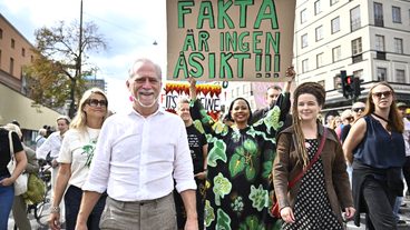STOCKHOLM, SVERIGE 20260823
Miljöpartiets språkrör Daniel Helldén och Amanda Lind samt Janine Alm Ericson och Alice Bah Kuhnke när Naturskyddsföreningen tillsammans med Rebellmammorna, Rebellpapporna och Researchers Desk anordnar en stor klimatdemonstration i Stockholm.
Foto: Christine Olsson / TT / Kod 10430
