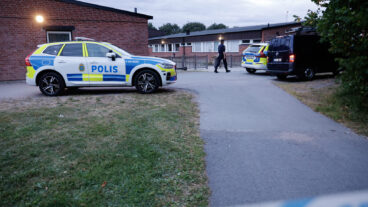 SÖDERTÄLJE, SVERIGE 20260817
Polis på plats vid en skola i Ronna i Södertälje efter att en person skjutits på måndagskvällen. En misstänkt greps i närheten av brottsplatsen..
Foto: Magnus Grimstedt / TT / Kod 11700
