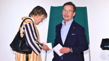STRÄNGNÄS, SVERIGE 20260913
Statsminister Ulf Kristersson (M) hans fru Birgitta Ed röstar under valdagen på Kulturhuset Multeum i Strängnäs.
Foto: Claudio Bresciani / TT / Kod 10090