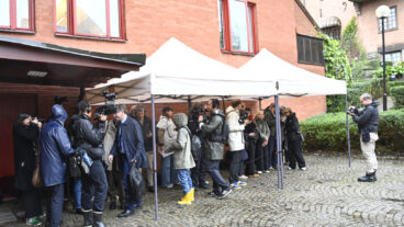 STOCKHOLM, SVERIGE 20261009
Media väntar in deltagarna. Centerpartiet har bjudit in Socialdemokraterna, Vänsterpartiet och Miljöpartiet till en ”gemensam lägesgenomgång” på Högberga gård på Lidingö.
Foto: Fredrik Sandberg / TT / Kod 10080
