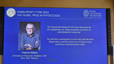 STOCKHOLM, SVERIGE 20261006
Francis Halzen tilldelas 2026 års Nobelpris i fysik tillkännages under en pressträff på Kungliga Vetenskapsakademien.
Foto: Christine Olsson / TT / Kod 10430