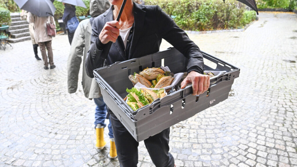 STOCKHOLM, SVERIGE 20261009
Lunchmackor på ingång. Centerpartiet har bjudit in Socialdemokraterna, Vänsterpartiet och Miljöpartiet till en ”gemensam lägesgenomgång” på Högberga gård på Lidingö.
Foto: Fredrik Sandberg / TT / Kod 10080