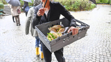 STOCKHOLM, SVERIGE 20261009
Lunchmackor på ingång. Centerpartiet har bjudit in Socialdemokraterna, Vänsterpartiet och Miljöpartiet till en ”gemensam lägesgenomgång” på Högberga gård på Lidingö.
Foto: Fredrik Sandberg / TT / Kod 10080