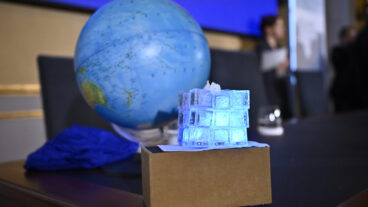 STOCKHOLM, SVERIGE 20261006
En visualisering av "IceCube Neutrino Observatory" som består av en kubikkilometer is försedd med ljussensorer när det tillkännages att Francis Halzen tilldelas 2026 års Nobelpris i fysik under en pressträff på Kungliga Vetenskapsakademien. Han får priset ”för avgörande bidrag till IceCube-observatoriet och upptäckten av högenergetiska neutriner av astrofysikaliskt ursprung”.
Foto: Christine Olsson / TT / Kod 10430
