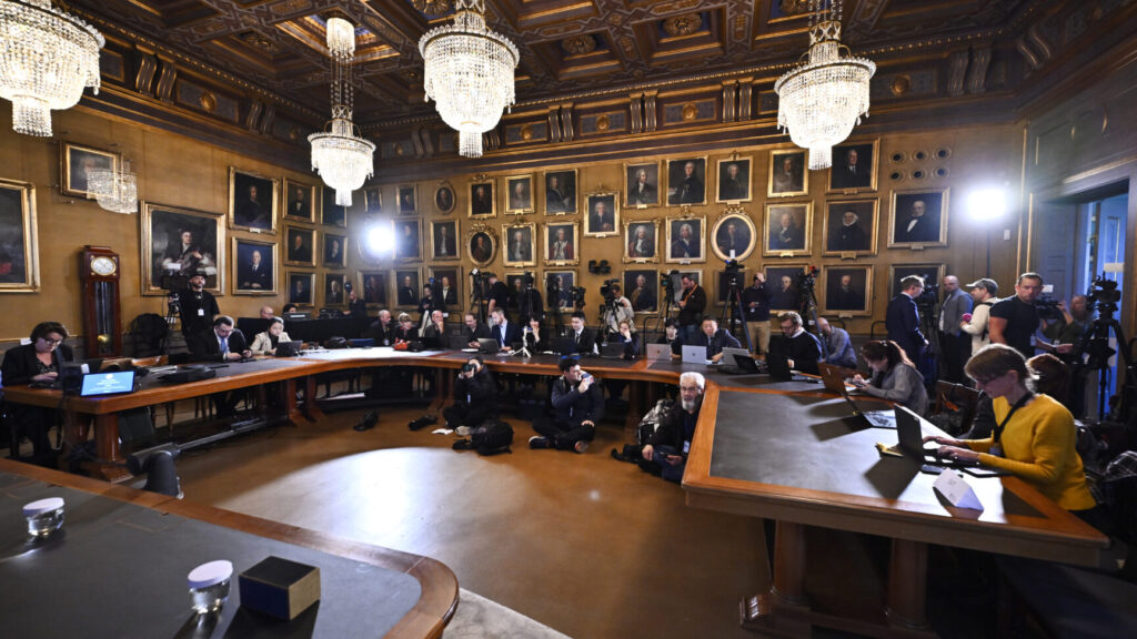 STOCKHOLM, SVERIGE 20261006
Journalister och fotografer förbereder sig i väntan på tillkännagivandet att Francis Halzen tilldelas 2026 års Nobelpris i fysik vid en pressträff på Kungliga Vetenskapsakademien.
Foto: Christine Olsson / TT / Kod 10430