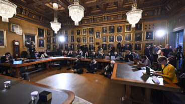 STOCKHOLM, SVERIGE 20261006
Journalister och fotografer förbereder sig i väntan på tillkännagivandet att Francis Halzen tilldelas 2026 års Nobelpris i fysik vid  en pressträff på Kungliga Vetenskapsakademien.
Foto: Christine Olsson / TT / Kod 10430